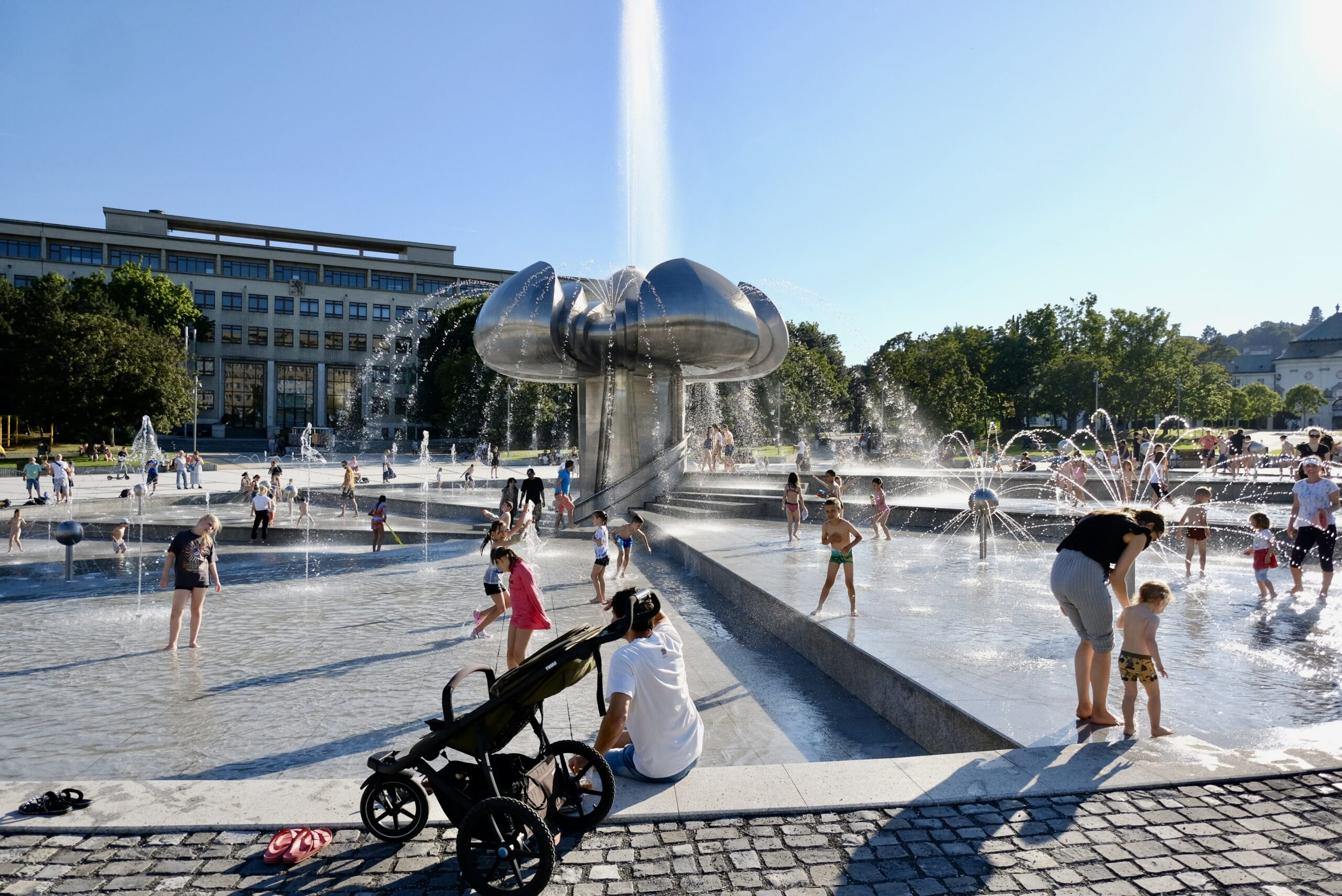 Freedom-Square_kids-playing_ Námestie slobody fontána Družba