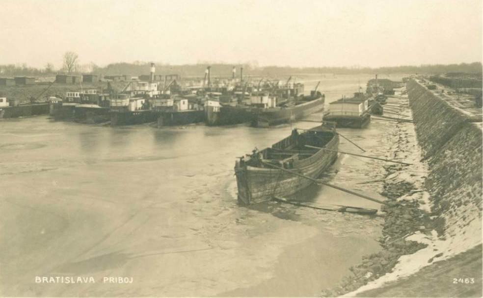 Ships in Winter Harbour_1922_Bratislavské rožky zbierka J. Horváth